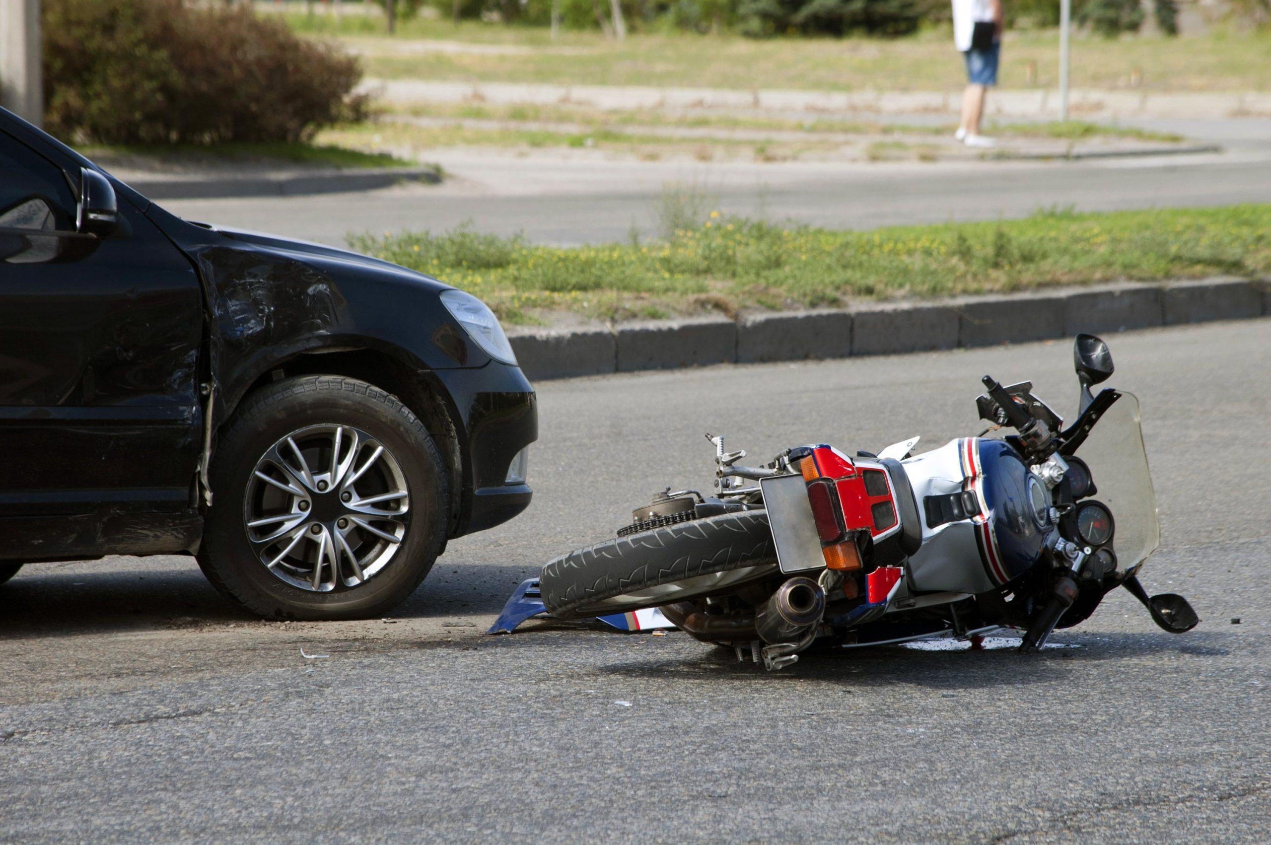 Moto et voiture accidentée sur la chaussée
